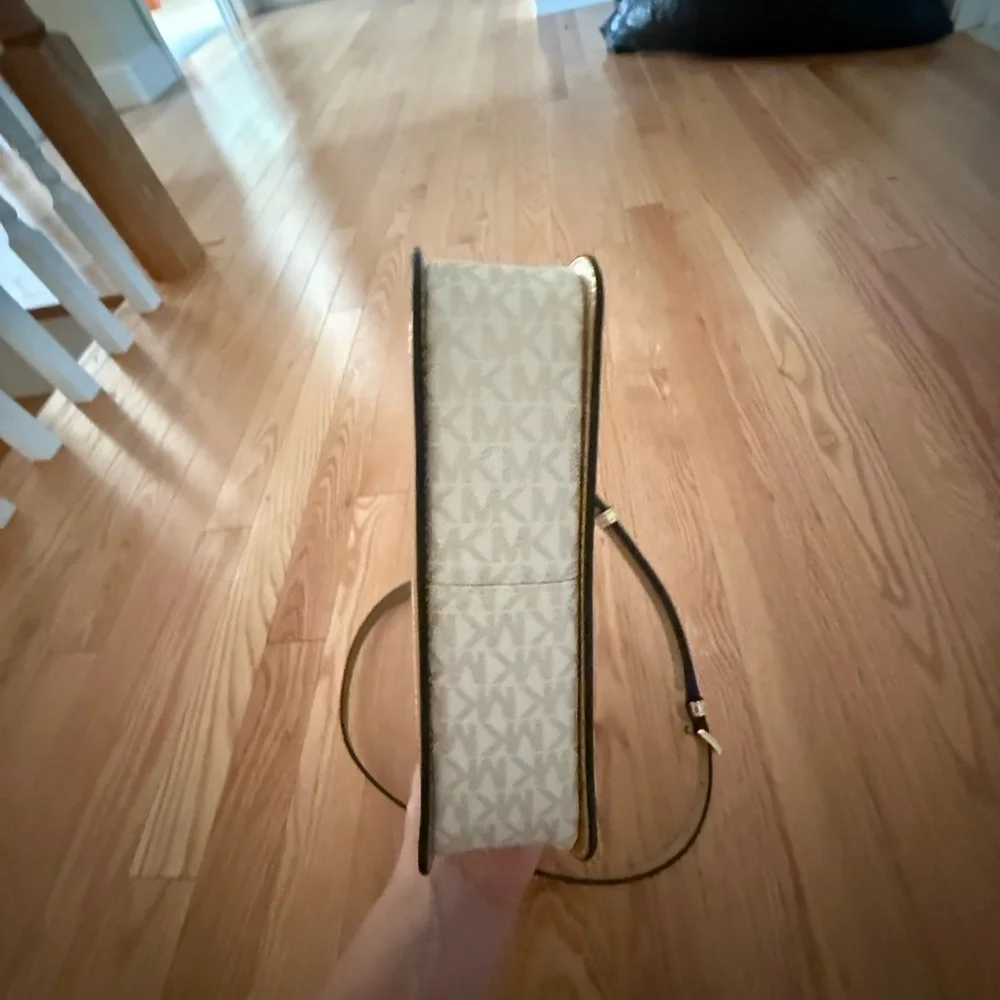 Michael Kors Pale Gold Shoulder Bag “Leida” with Structured Design - Picture 4 of 6